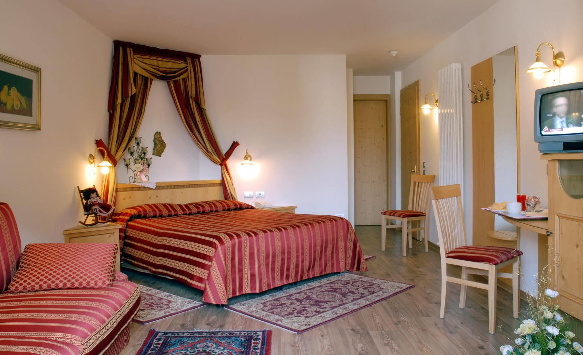 Hotel Sass Maor Fiera Di Primiero Eksteriør bilde
